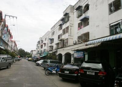 33 Sqm., 1 Bed, 1 Bath Condo listed for ฿ 203,000.