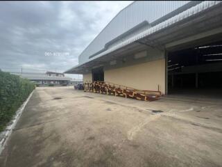 Exterior view of a spacious warehouse with loading docks