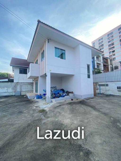 3 Beds Detached House For Sale in Sukhumvit 101/1