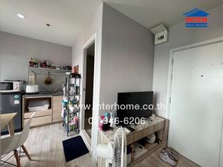 Compact and well-equipped living space with kitchenette and entertainment unit