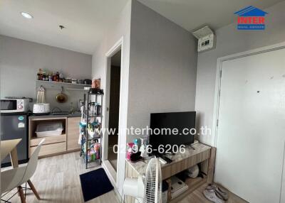 Compact and well-equipped living space with kitchenette and entertainment unit