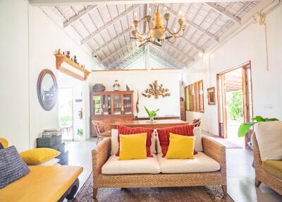 Bright and spacious tropical style living room with high vaulted ceiling