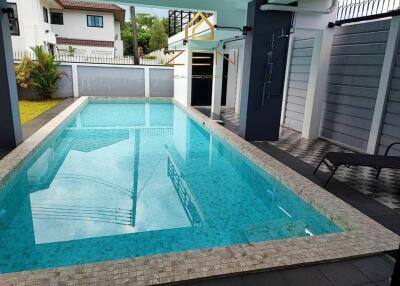 Private Pool Villa with 5 Bedrooms in Kathu for Rent