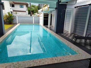 Private Pool Villa with 5 Bedrooms in Kathu for Rent