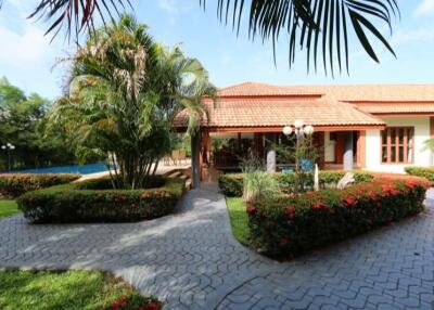 4 Bedroom house with private pool and large garden