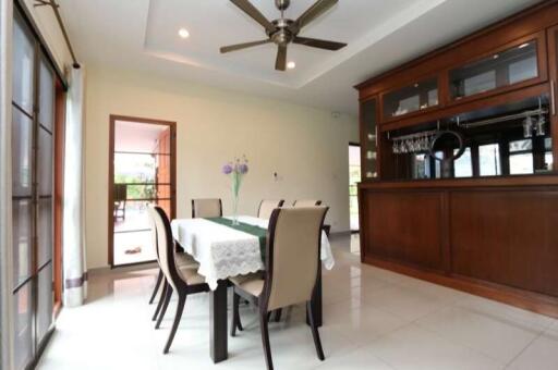 4 Bedroom house with private pool and large garden