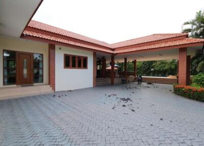 4 Bedroom house with private pool and large garden