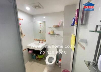 Clean and compact bathroom with modern amenities