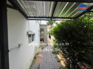 Covered outdoor pathway in a residential property