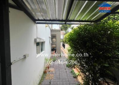 Covered outdoor pathway in a residential property