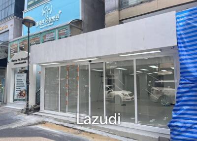 Prime Retail Opportunity: 87sqm Space on Sukhumvit 30 - 32 Main Road with Unbeatable Visibility!
