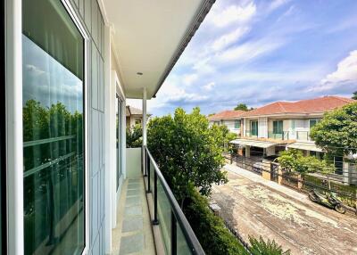 3-bedroom house with garden for sale within Pattanakarn residential area