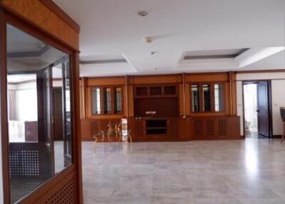 President Park 3 bedroom condo for sale with tenant