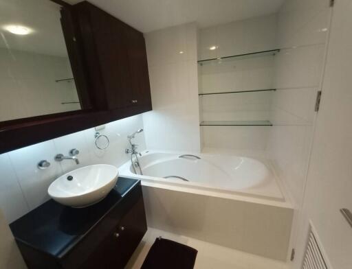 Urbana Langsuan  Charming 2 Bedroom For Rent in Chidlom