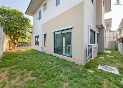 Exterior view of a modern house with spacious backyard