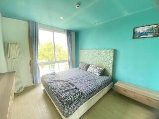Bright and contemporary bedroom with turquoise walls