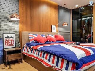 Modern bedroom with warm wooden walls and Manchester Red theme