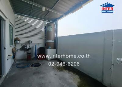 Utility area with water tank and washing machine