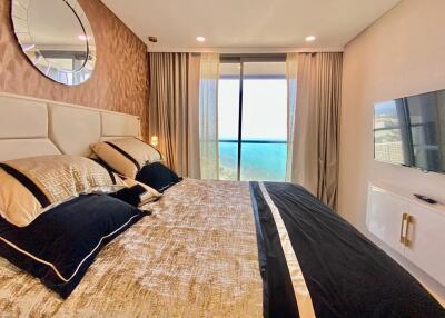 Luxurious bedroom with sea view