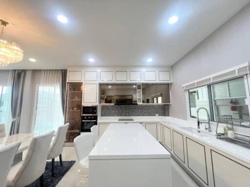 Modern spacious kitchen with integrated dining area