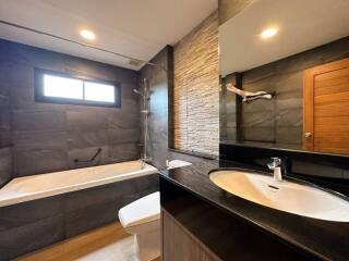 Modern bathroom with bathtub and elegant finishes