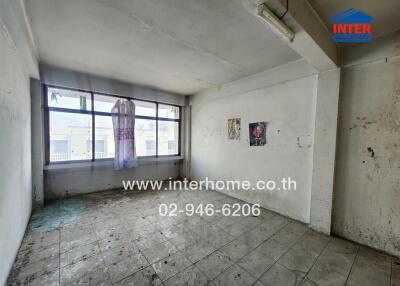 Spacious unfurnished room with natural light