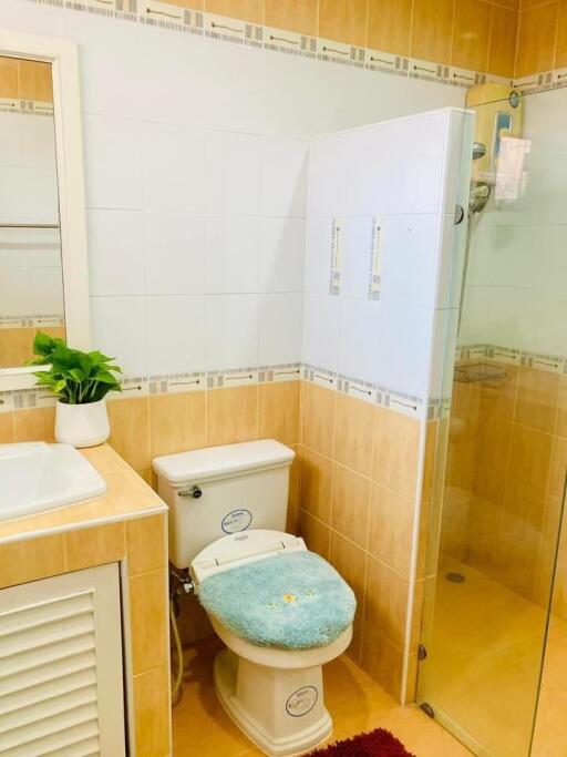 Clean and well-maintained bathroom with modern amenities