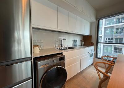 Modern and well-equipped kitchen with appliances and ample cabinetry