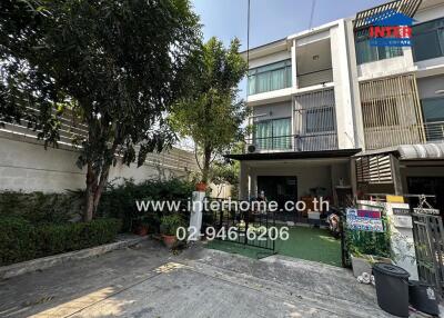 Modern townhouse with outdoor parking space and greenery