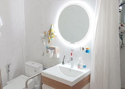 Modern bathroom with white fixtures and good lighting