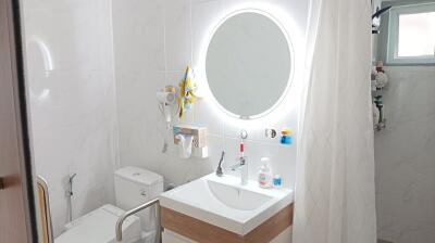 Modern bathroom with white fixtures and good lighting