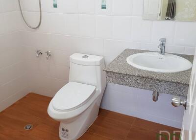 Modern bathroom with white ceramic fixtures and granite countertop