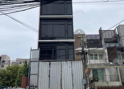 Modern 5 Storey Townhome with elevator For Sale