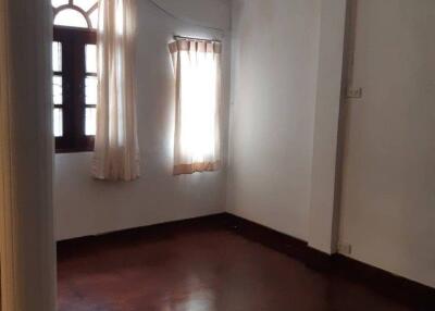 6-BR Townhouse near BTS Thong Lor