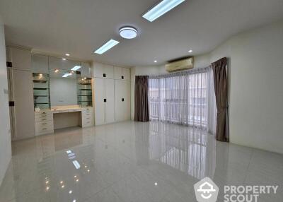 5-BR Townhouse near BTS Thong Lor