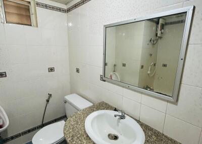 Modern bathroom with granite countertop and white ceramic fixtures