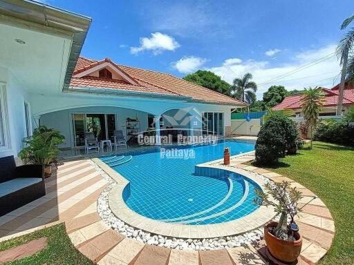 Large house, with private pool and 2 guest-houses for sale in Bang Saray.