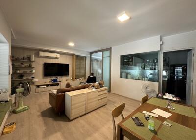 Spacious living room with modern furnishings and an open view to the kitchen