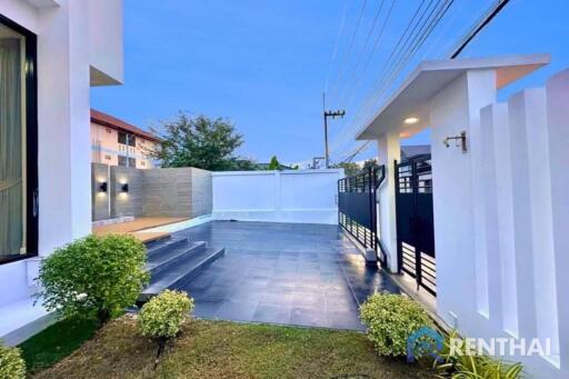 Ready to move in modern pool villa Pattaya