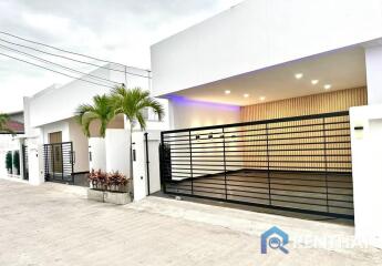 Ready to move in modern pool villa Pattaya