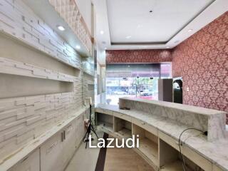 Prime Commercial Space 4.5 Storey Building on Thong Lo 16-18 Main Road: Ideal for Clinic, Fine Dining, Dentist, and More