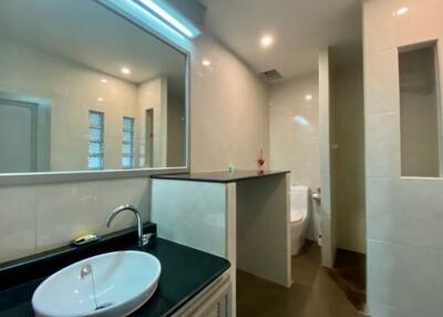 A spacious unit with 2 bed for rent or sale in Muang Chiang Mai