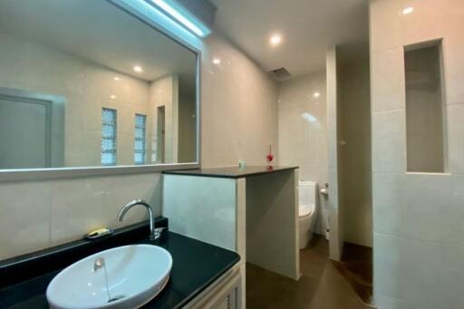 A spacious unit with 2 bed for rent or sale in Muang Chiang Mai