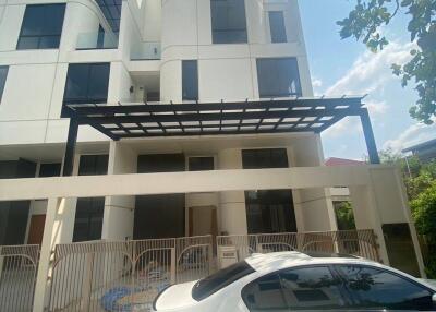 3-BR Semi-detached House at Demi Sathu 49 in Bang Phong Phang