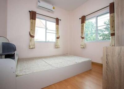 Partly furnished 3-bedroom house at Mu Ban Rinrada