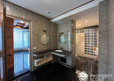 4-BR Townhouse close to Thong Lo