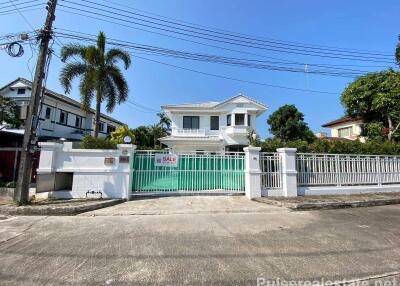 3-Bedroom Villa with Large Garden for Sale in Land & House Chalong