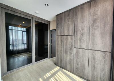 Modern entrance hall with wooden finish and direct access to the living spaces