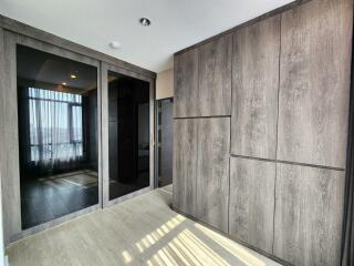 Modern entrance hall with wooden finish and direct access to the living spaces
