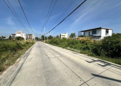 Wide street view with houses and clear blue sky